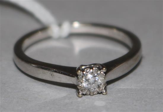 An 18ct white gold and single stone diamond ring surrounded by rose cut diamonds, size O.